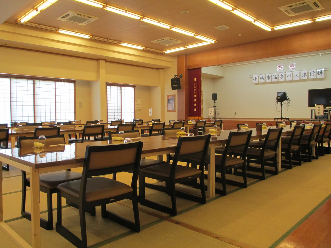 白磁乃湯のご宴会場（テーブル席）