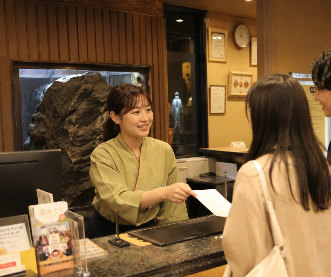 祐徳温泉グループ スタッフ接客イメージ